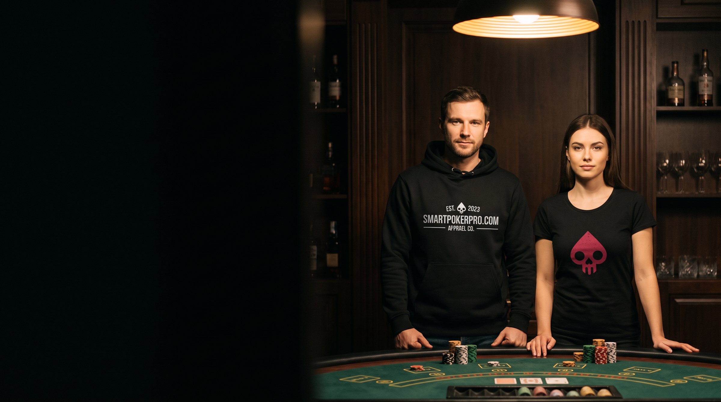 Un homme en sweat à capuche et une femme en t-shirt SmartPokerPro debout derrière une table de poker